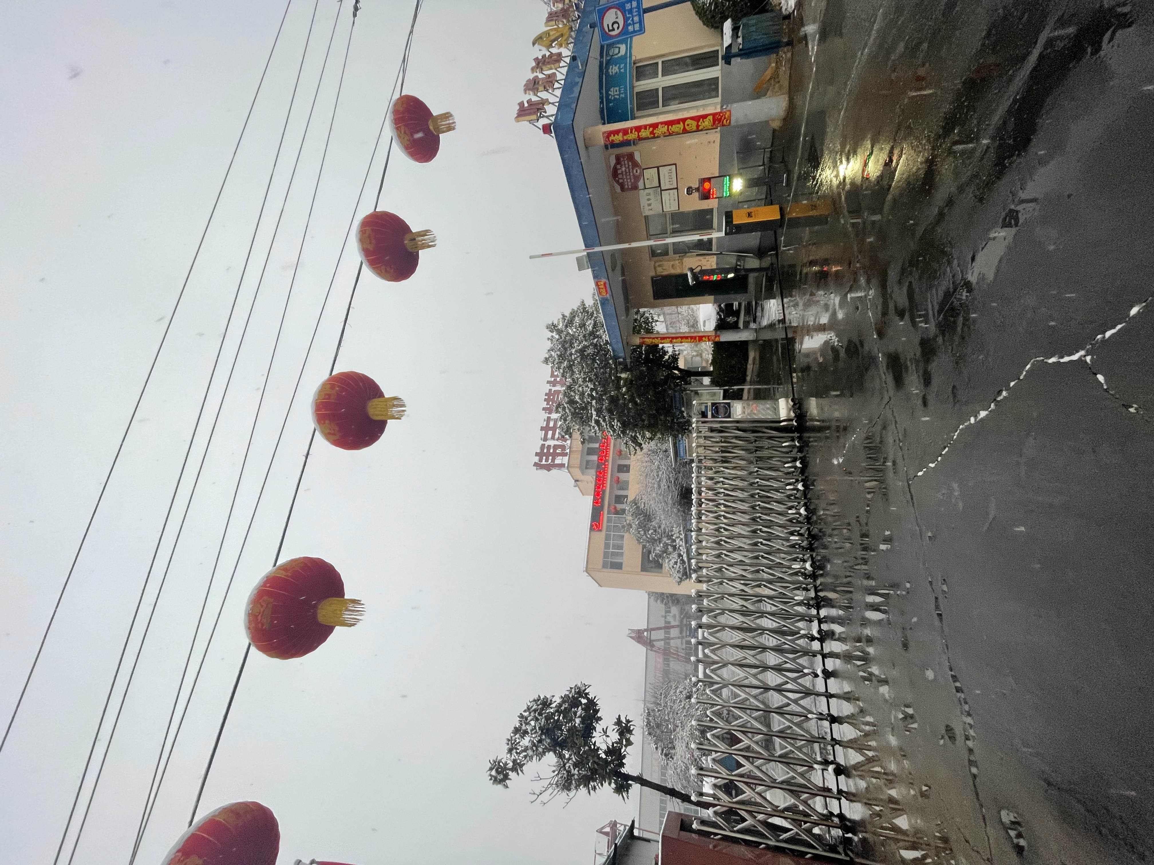 偉志模板提醒您雪天注意出行安全！
